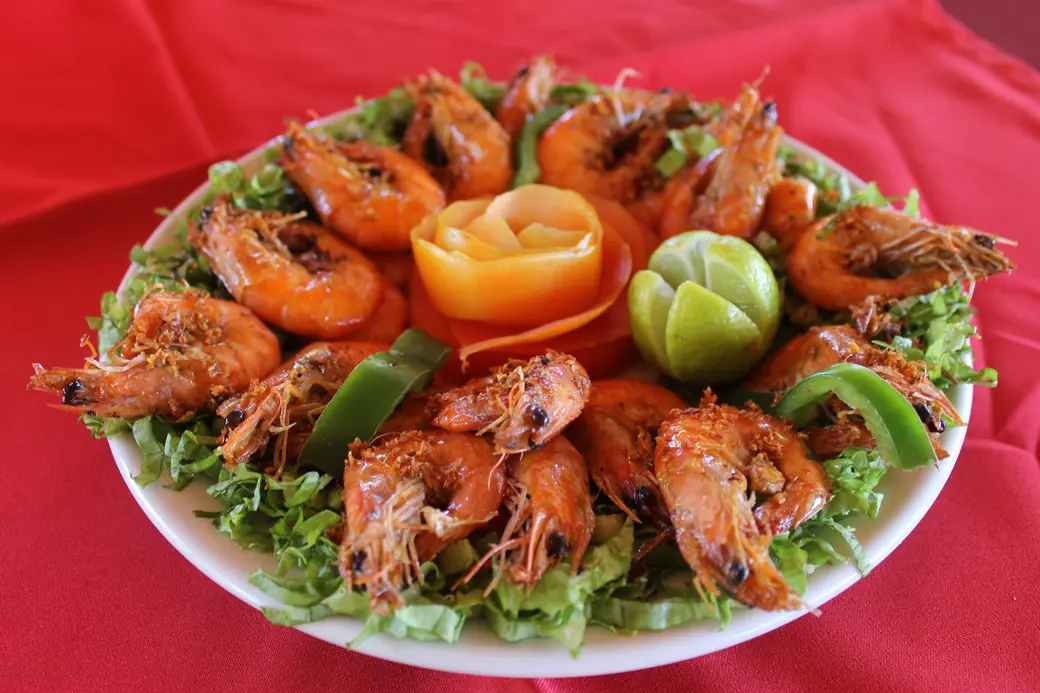 Travessa de camarão do restaurante do complexo.