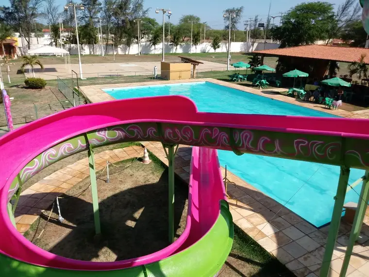 Curva do toboágua em rosa e verde-limão.