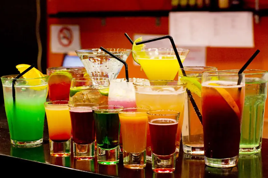 Fileira de drinks e sucos naturais em camadas de cor.