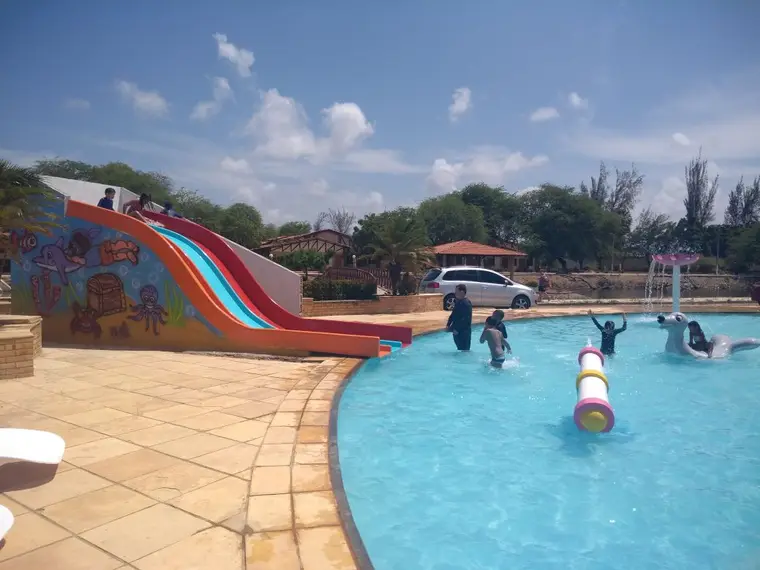Piscina ampla com banhistas.