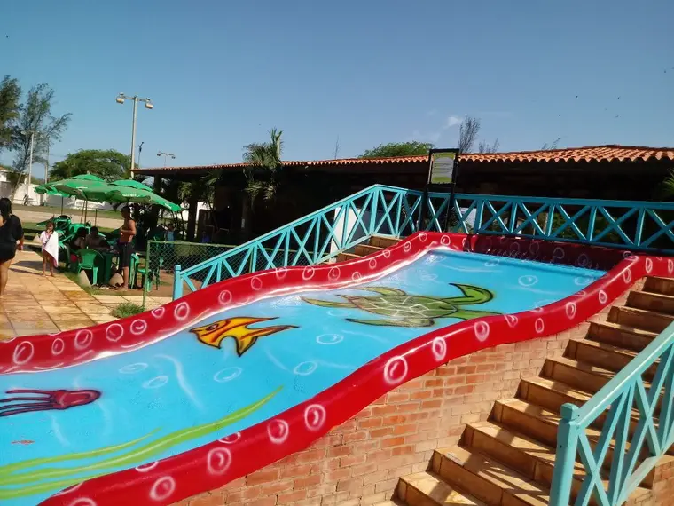 Figuras pintadas no fundo da piscina infantil.