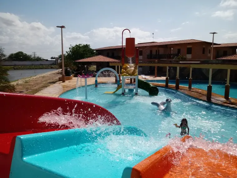 Chegada do toboágua na piscina.