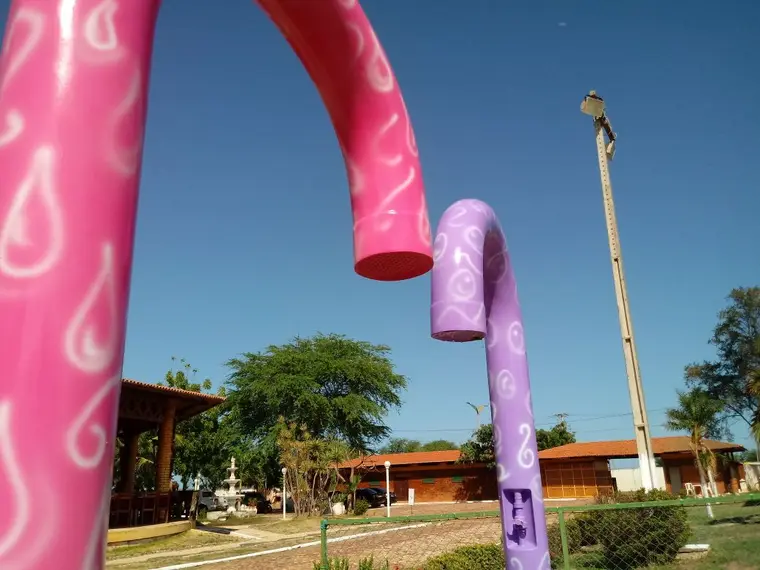 Toboáguas recortados contra o céu.